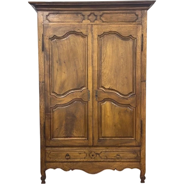 Armadio provenzale in noce . XVIII secolo ( restaurato )