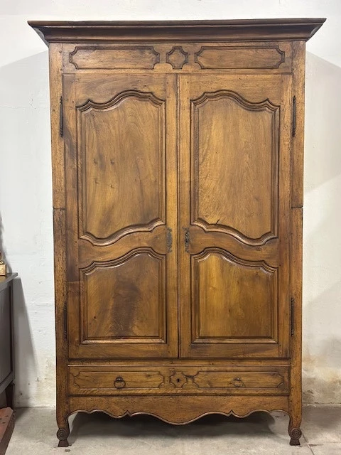 Armadio provenzale in noce . XVIII secolo ( restaurato )