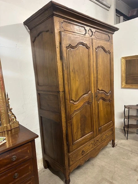 Armadio provenzale in noce . XVIII secolo ( restaurato )