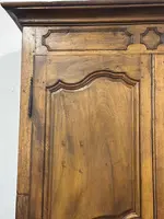 Armadio provenzale in noce . XVIII secolo ( restaurato )
