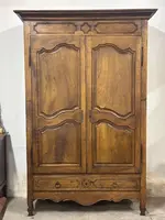 Armadio provenzale in noce . XVIII secolo ( restaurato )