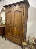 Armadio provenzale in noce . XVIII secolo ( restaurato )