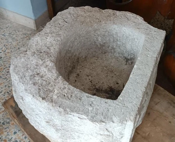 Ancien bassin de fontaine en pierre sculptée Toscane 17e/18e siècle