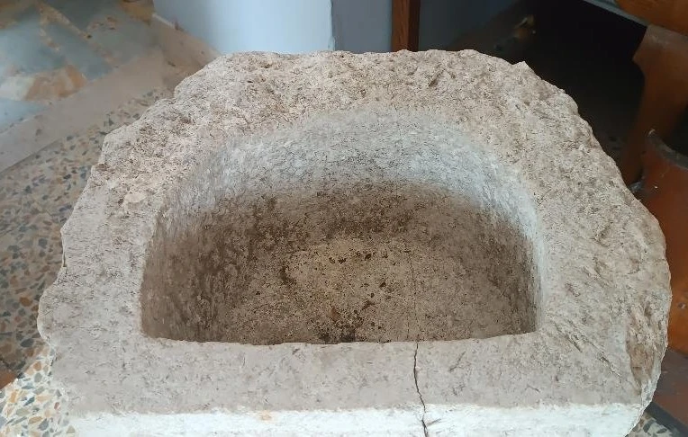 Ancien bassin de fontaine en pierre sculptée Toscane 17e/18e siècle