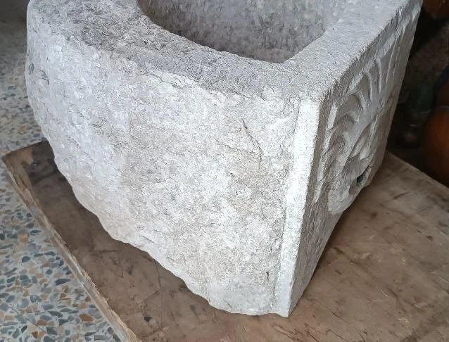 Ancien bassin de fontaine en pierre sculptée Toscane 17e/18e siècle