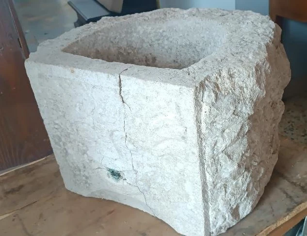 Ancien bassin de fontaine en pierre sculptée Toscane 17e/18e siècle