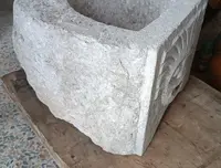 Ancien bassin de fontaine en pierre sculptée Toscane 17e/18e siècle