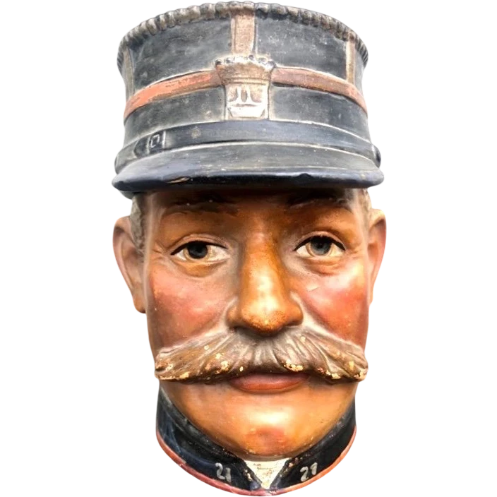 Tabatière en faïence représentant un gendarme.France.