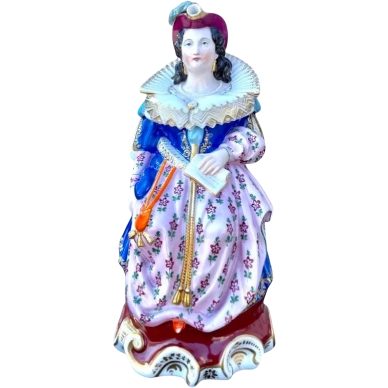 Veilleuse figurée avec figure de dame assise.France
