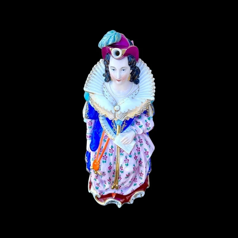 Veilleuse figurée avec figure de dame assise.France