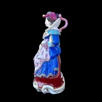 Veilleuse figurée avec figure de dame assise.France