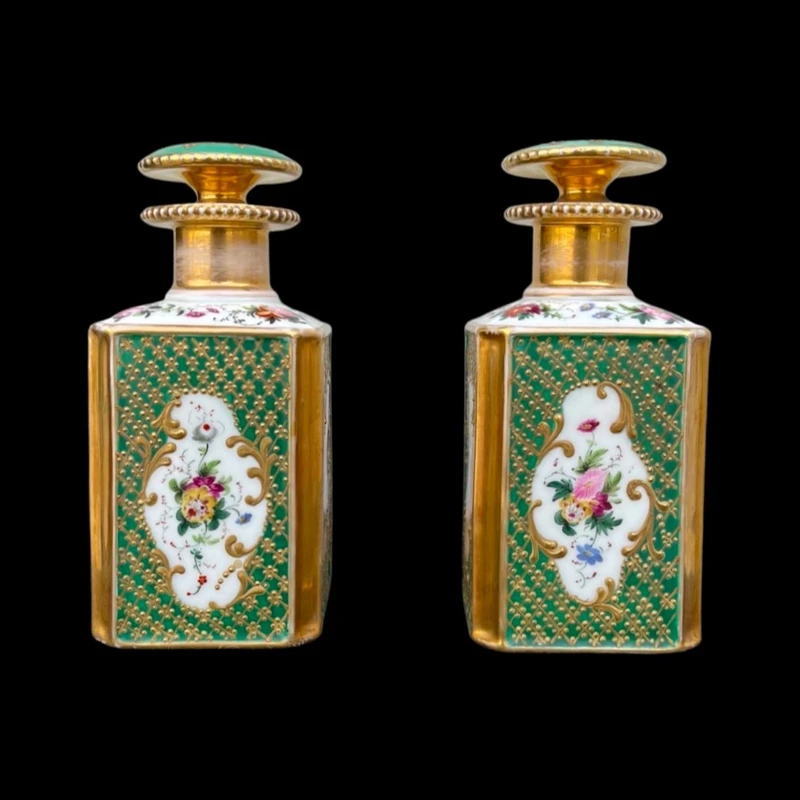 Paire de flacons de parfum en porcelaine avec des figures féminines et des décorations florales et dorées.