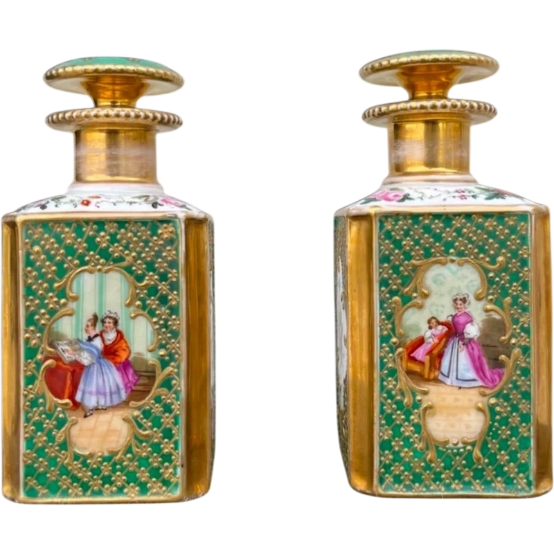 Paire de flacons de parfum en porcelaine avec des figures féminines et des décorations florales et dorées.