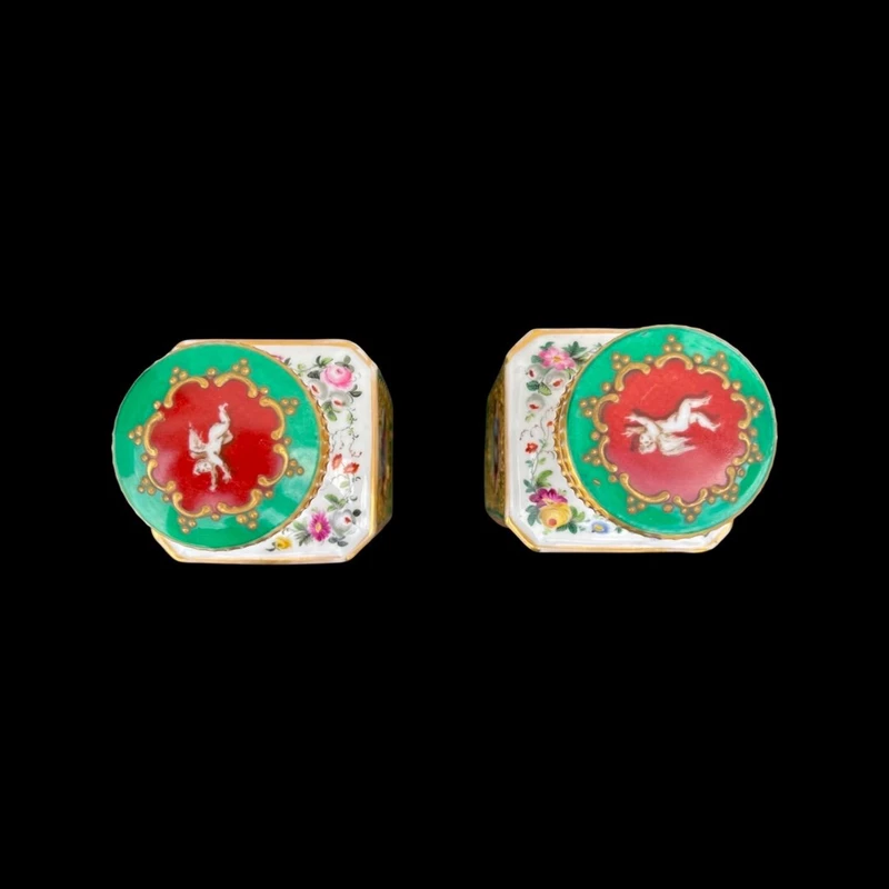 Paire de flacons de parfum en porcelaine avec des figures féminines et des décorations florales et dorées.