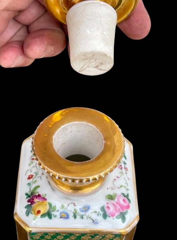 Paire de flacons de parfum en porcelaine avec des figures féminines et des décorations florales et dorées.