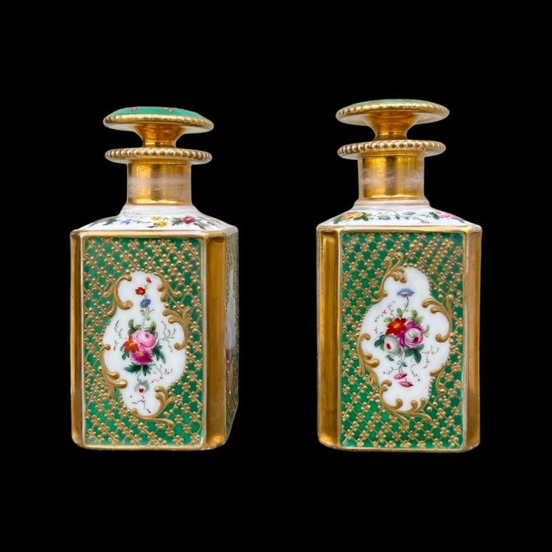 Paire de flacons de parfum en porcelaine avec des figures féminines et des décorations florales et dorées.