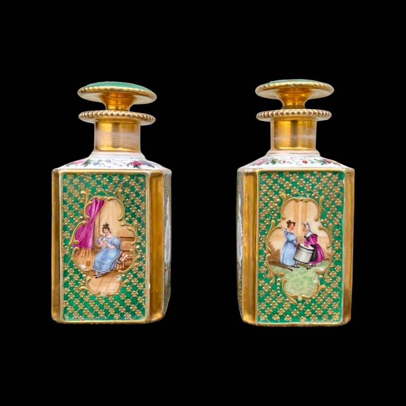 Paire de flacons de parfum en porcelaine avec des figures féminines et des décorations florales et dorées.
