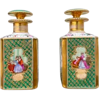 Paire de flacons de parfum en porcelaine avec des figures féminines et des décorations florales et dorées.