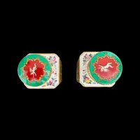 Paire de flacons de parfum en porcelaine avec des figures féminines et des décorations florales et dorées.