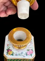 Paire de flacons de parfum en porcelaine avec des figures féminines et des décorations florales et dorées.