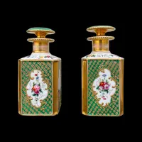 Paire de flacons de parfum en porcelaine avec des figures féminines et des décorations florales et dorées.