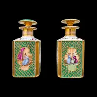 Paire de flacons de parfum en porcelaine avec des figures féminines et des décorations florales et dorées.
