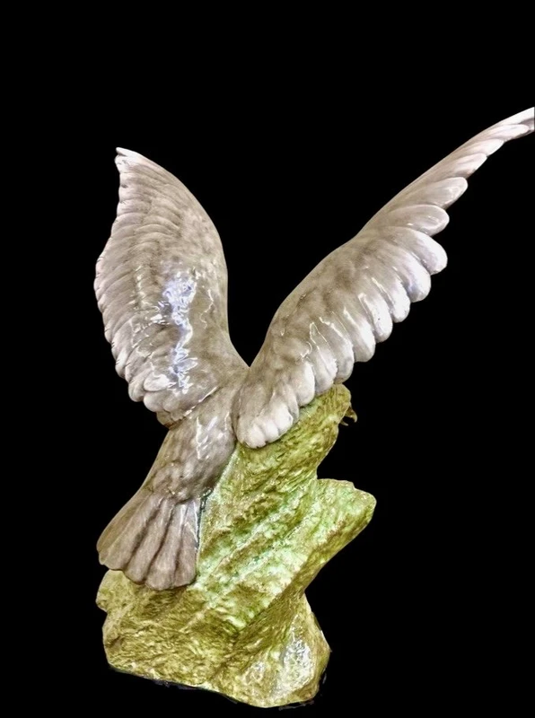 Grande sculpture en céramique représentant un aigle.Guido Cacciapuoti.