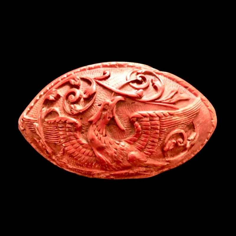 Tabatière une graine de curozo avec une scène de personnage gravée.