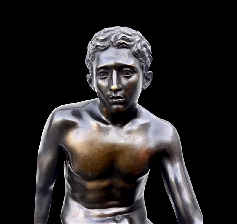 Scultura in bronzo raffigurante Mercurio seduto.