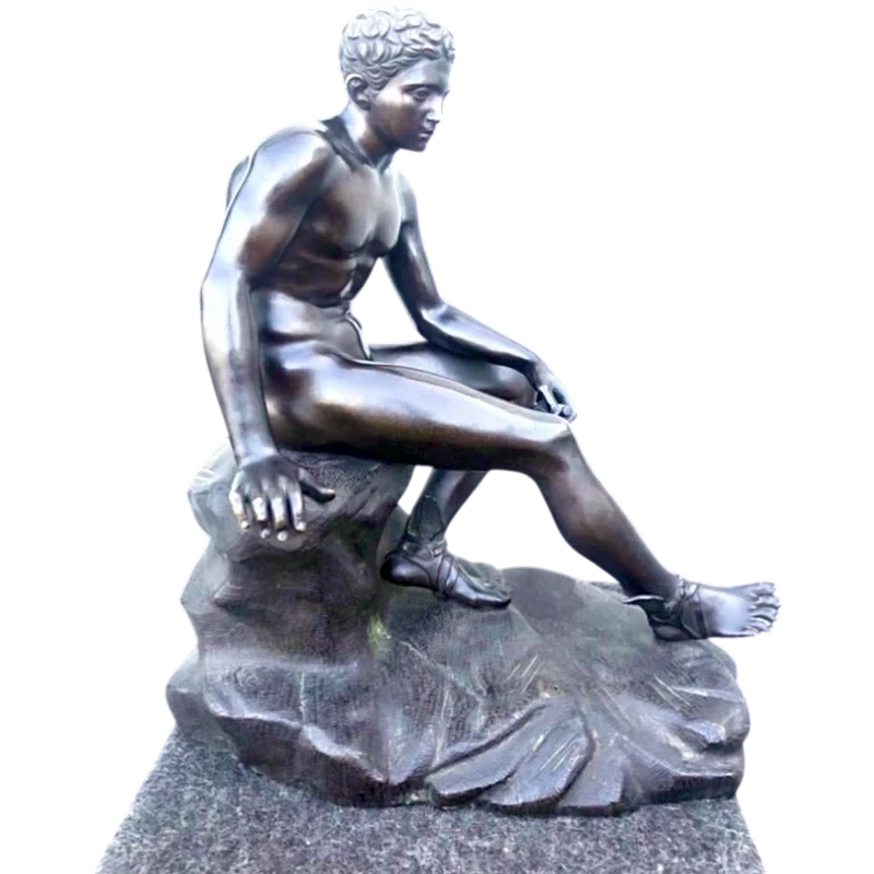 Scultura in bronzo raffigurante Mercurio seduto.