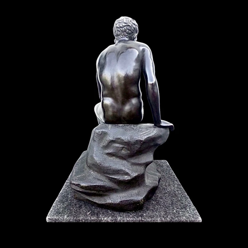 Scultura in bronzo raffigurante Mercurio seduto.