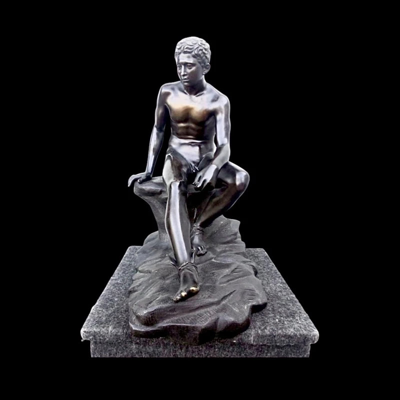 Scultura in bronzo raffigurante Mercurio seduto.