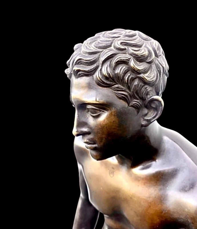 Scultura in bronzo raffigurante Mercurio seduto.