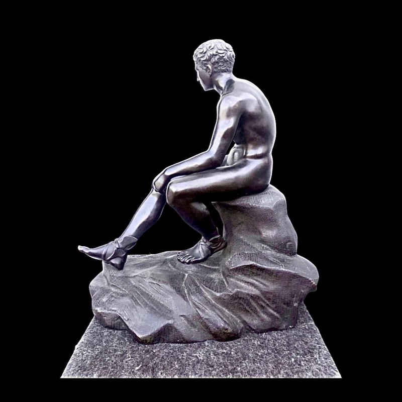 Scultura in bronzo raffigurante Mercurio seduto.