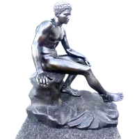 Scultura in bronzo raffigurante Mercurio seduto.