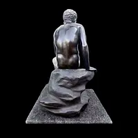 Scultura in bronzo raffigurante Mercurio seduto.