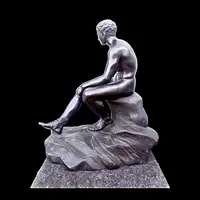 Scultura in bronzo raffigurante Mercurio seduto.