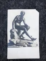 Scultura in bronzo raffigurante Mercurio seduto.