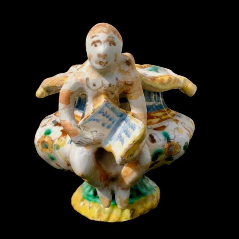 Saliera in maiolica con prese a forma di angeli che reggono dei libri e decoro a ‘raffaellesche
