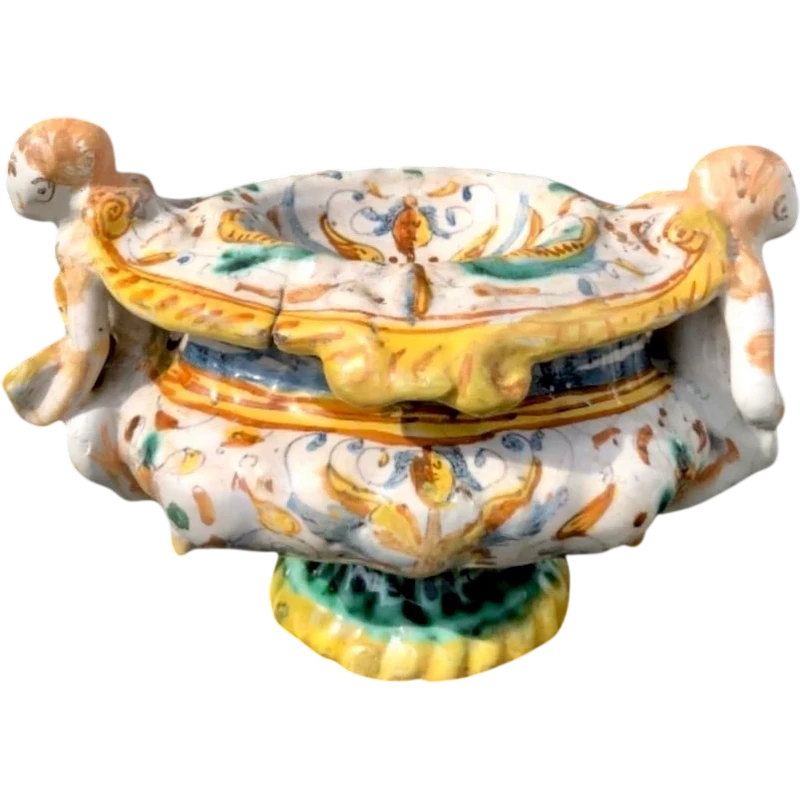 Saliera in maiolica con prese a forma di angeli che reggono dei libri e decoro a ‘raffaellesche