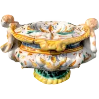 Saliera in maiolica con prese a forma di angeli che reggono dei libri e decoro a ‘raffaellesche