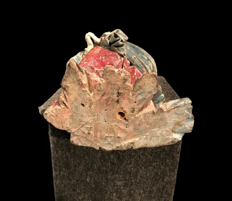 Sculpture en bois polychrome avec yeux en verre représentant Notre-Dame des Douleurs.