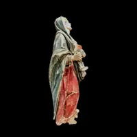 Sculpture en bois polychrome avec yeux en verre représentant Notre-Dame des Douleurs.