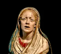 Sculpture en bois polychrome avec yeux en verre représentant Notre-Dame des Douleurs.