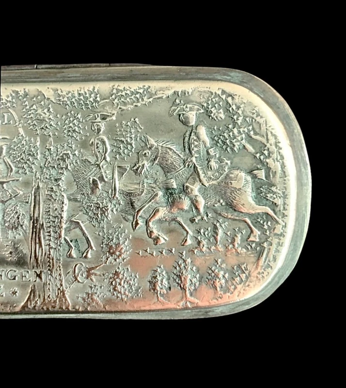 Brass snuff box engraved with hunting scenes