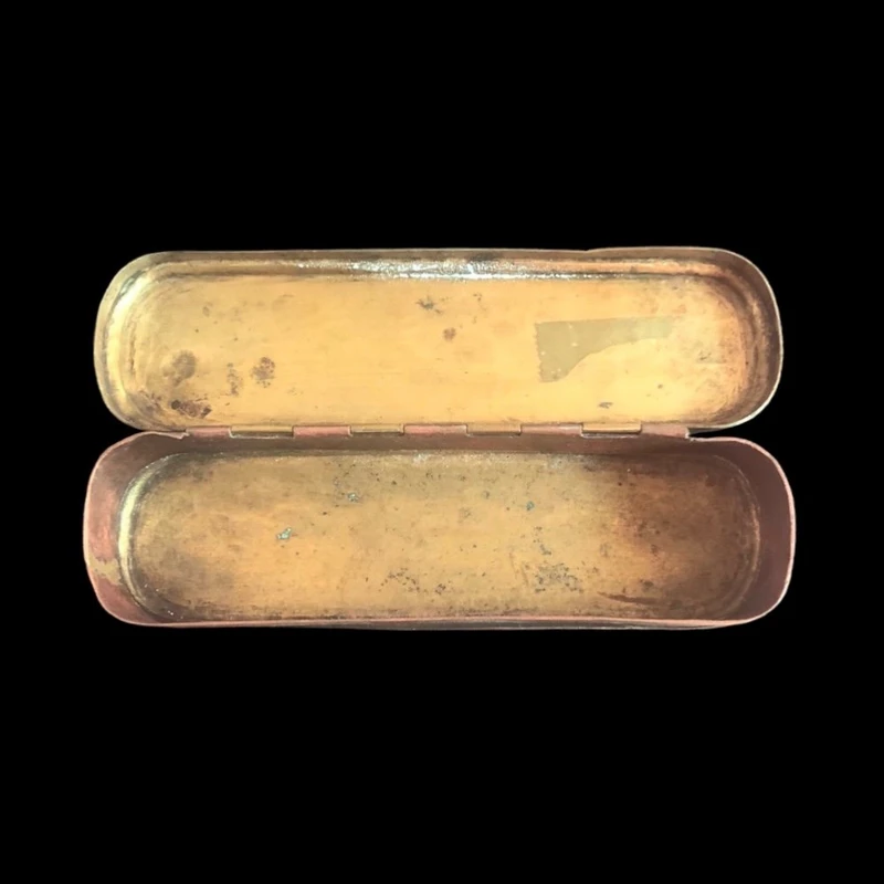 Brass snuff box engraved with hunting scenes