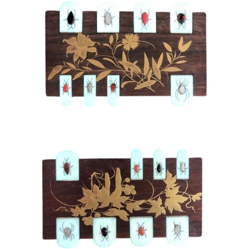 Marqueur en bois de rose avec motifs floraux en or et insectes en pierres semi-précieuses.Shibayama