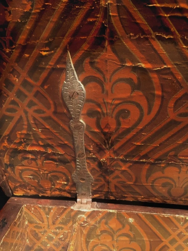 Meuble à monnaie en noyer avec bas-reliefs sculptés