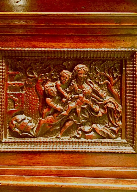 Meuble à monnaie en noyer avec bas-reliefs sculptés