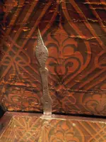 Meuble à monnaie en noyer avec bas-reliefs sculptés